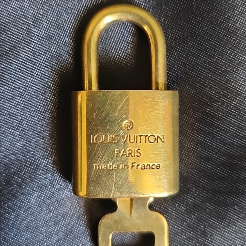 #321 LV Lock and Key 🔐 - Picture 4 of 10